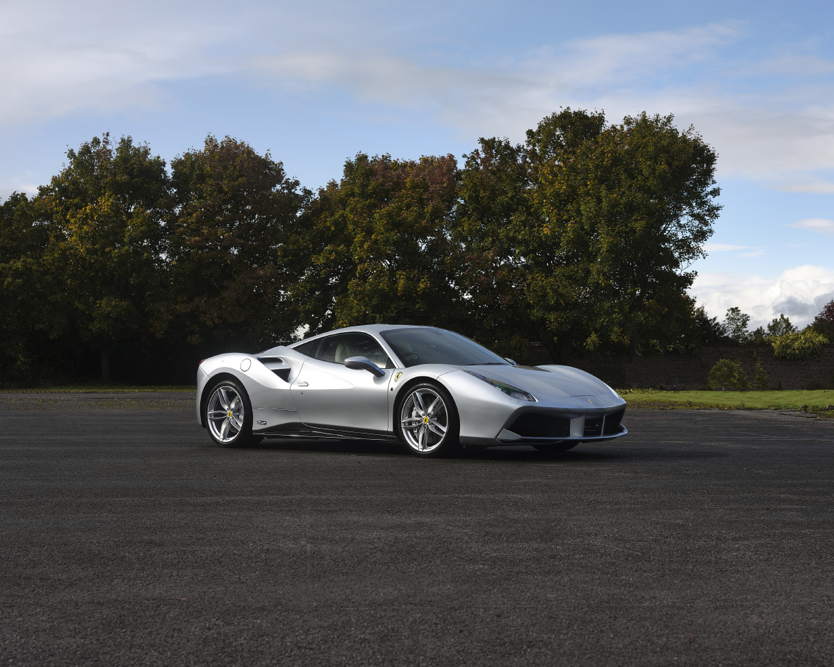 银色法拉利超跑ferrari488gtb