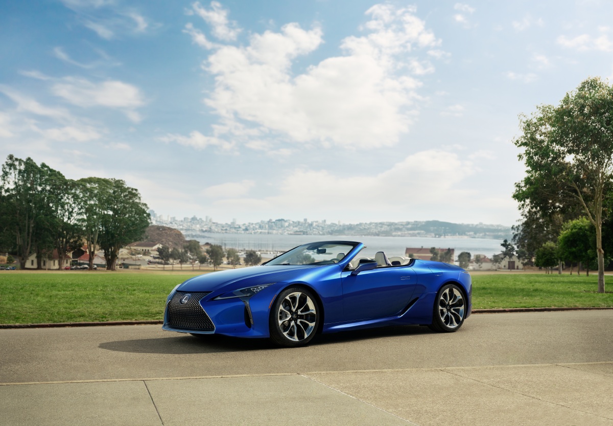 蓝色雷克萨斯敞篷跑车lexuslc500convertible