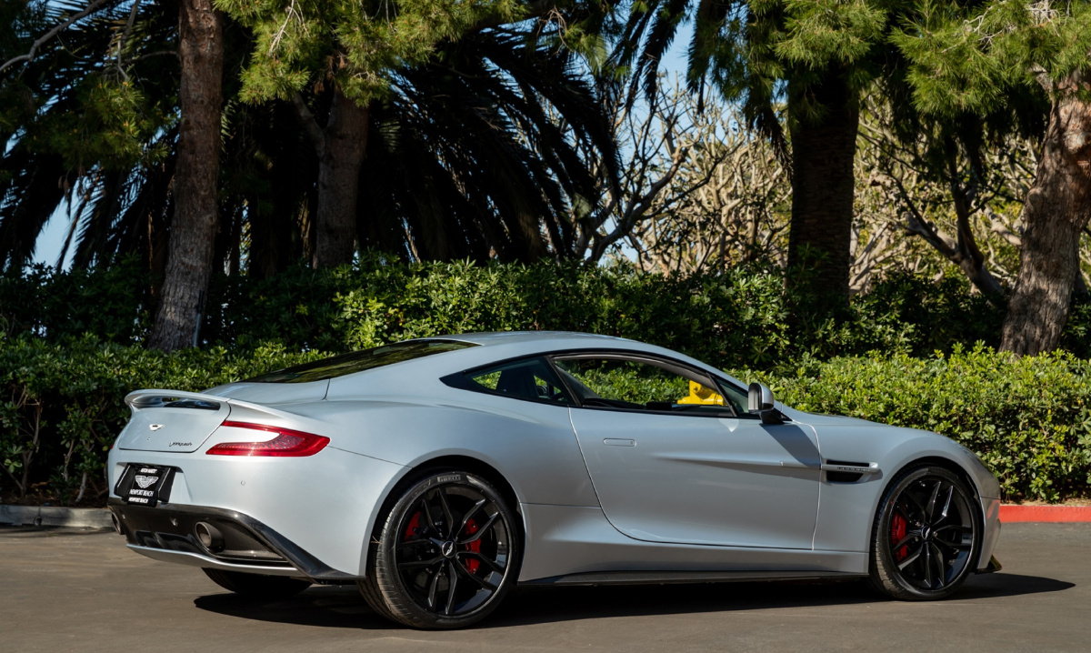 银色阿斯顿马丁超跑 aston martin vanquish - 先来一个轮 - 图虫