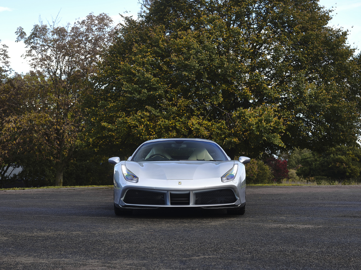 银色法拉利超跑ferrari488gtb