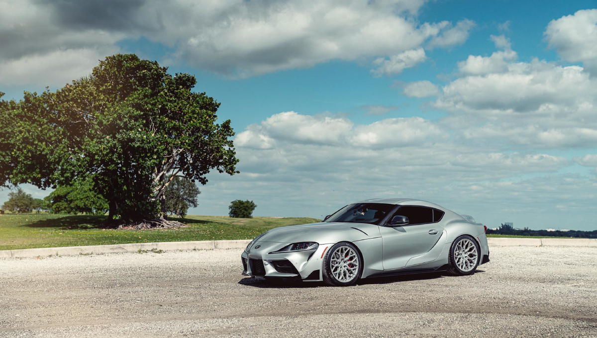 银色丰田toyotasupra跑车