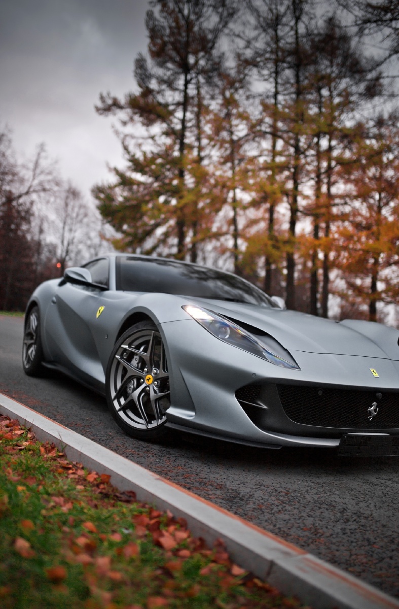 深秋树林里的银色法拉利ferrari812superfast