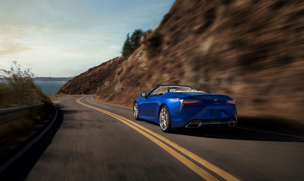 蓝色雷克萨斯敞篷跑车lexuslc500convertible