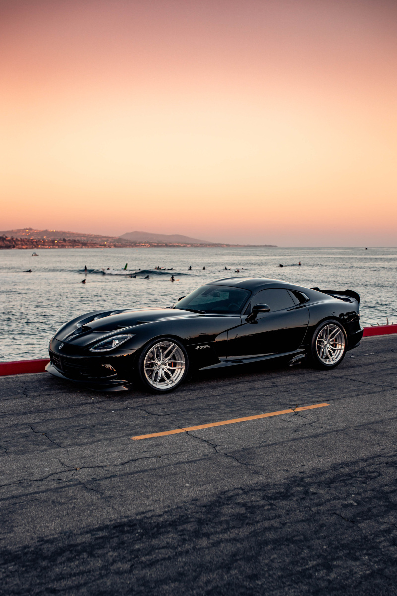 海边日落黑色道奇跑车dodgeviper