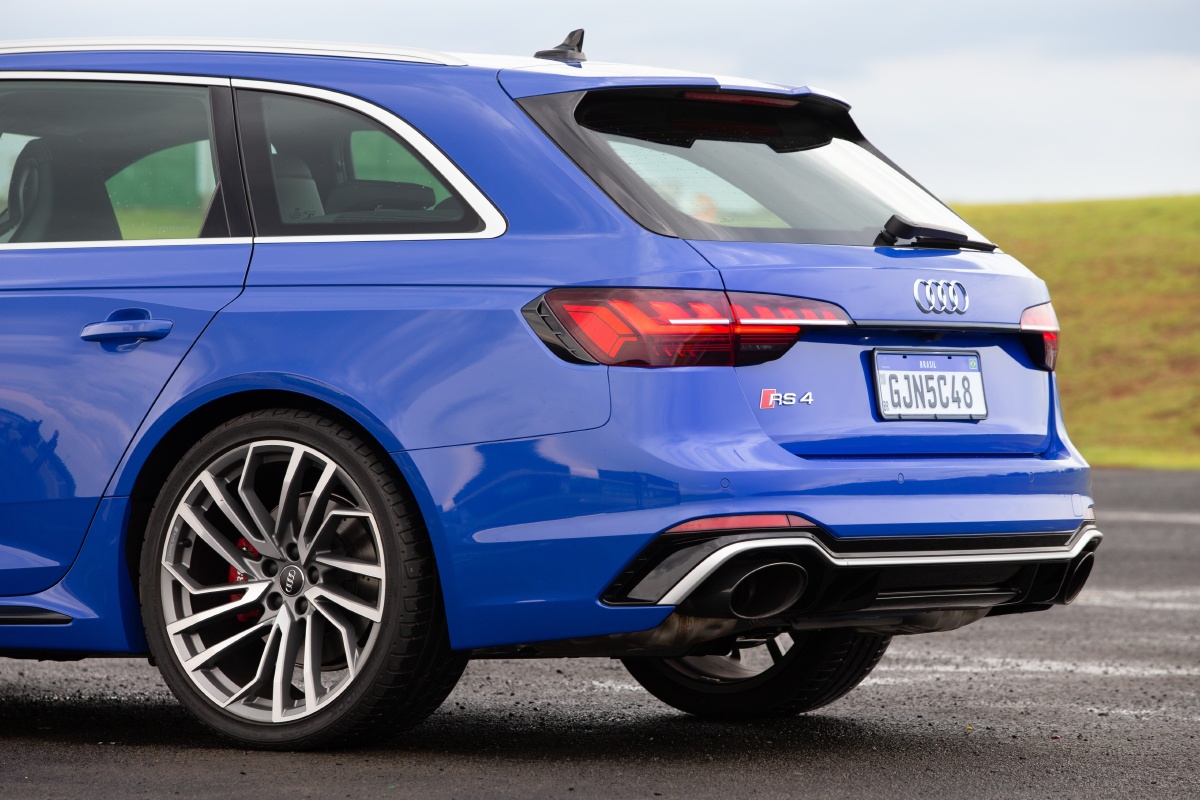 蓝色奥迪audirs4avant