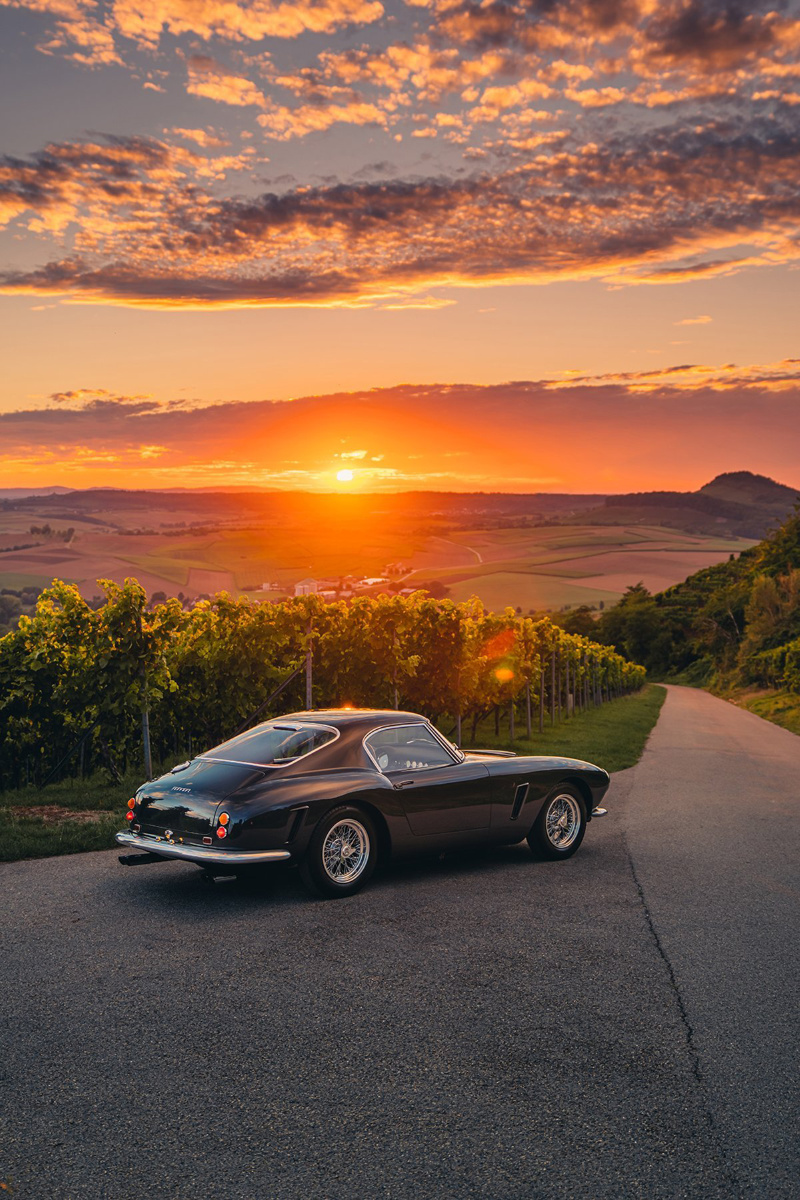 夕阳下乡间小路上的黑色法拉利跑车ferrari250gtswbcompetizione