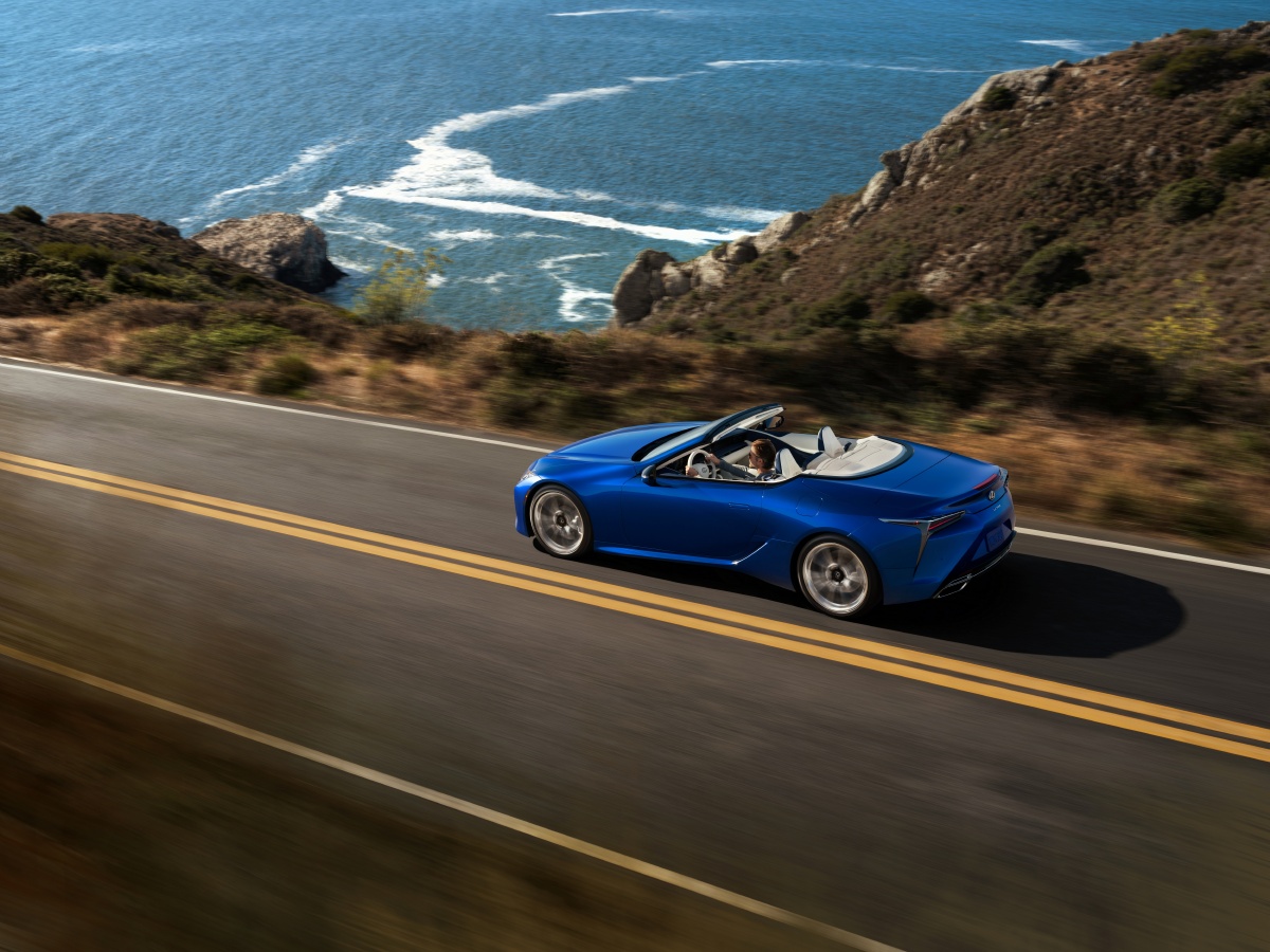 蓝色雷克萨斯敞篷跑车lexuslc500convertible