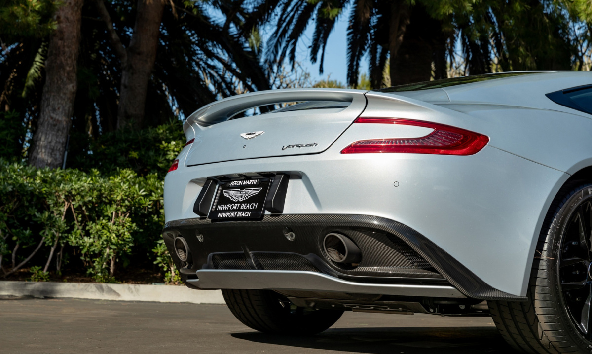 银色阿斯顿马丁超跑 aston martin vanquish - 先来一个轮 - 图虫