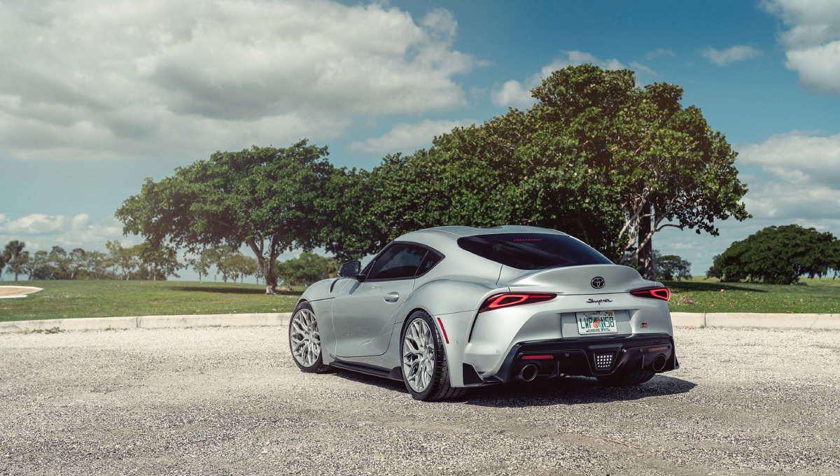 银色丰田toyotasupra跑车