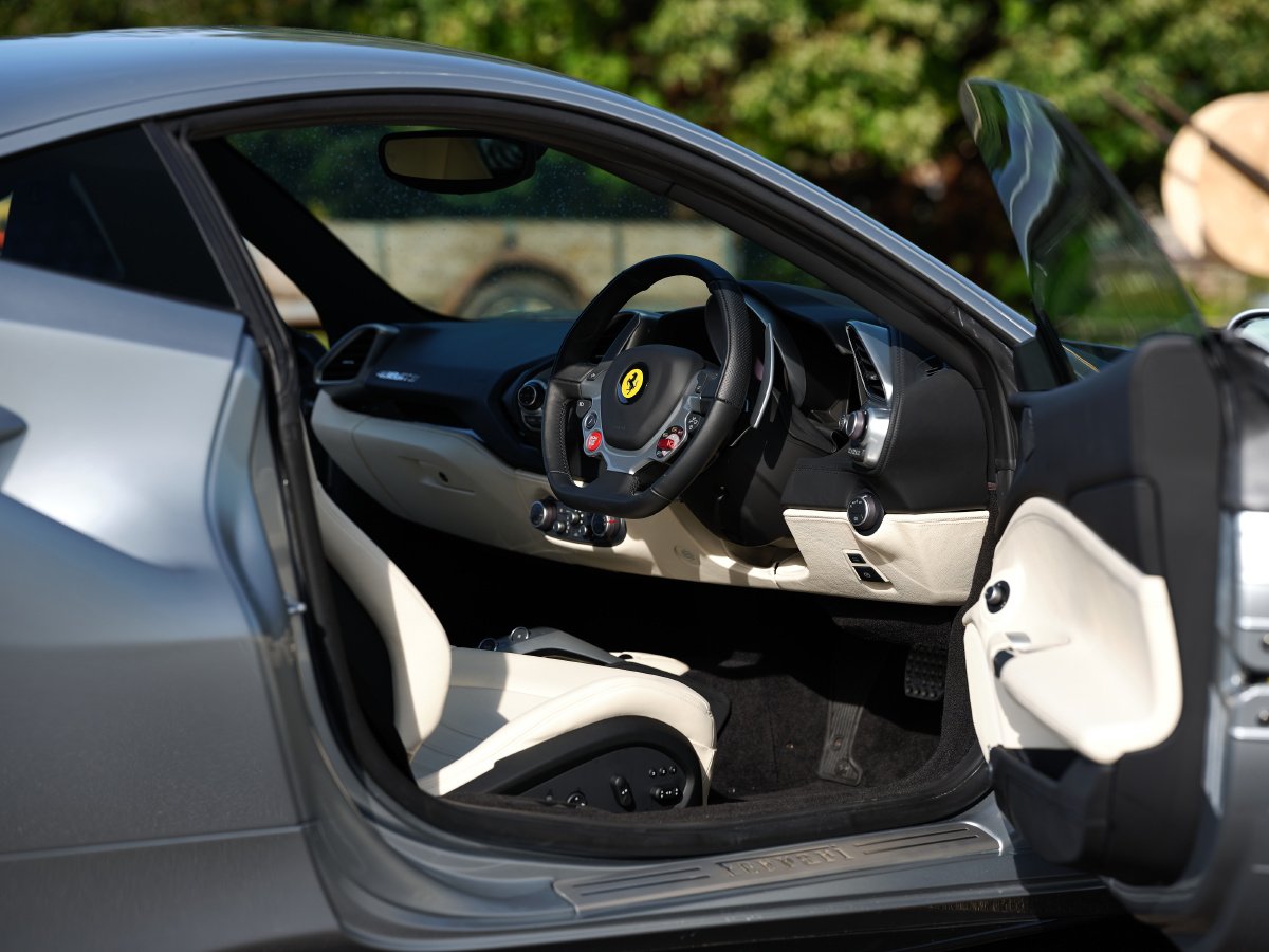 银色法拉利超跑ferrari488gtb