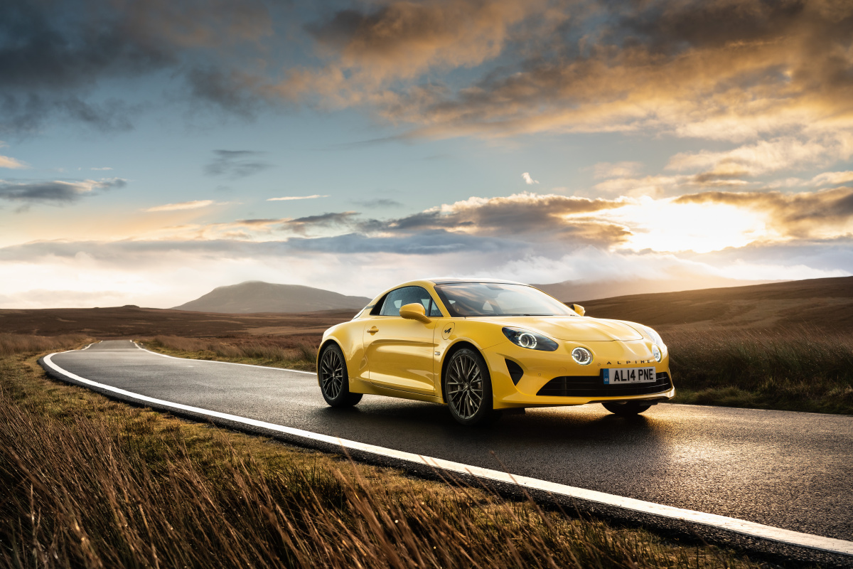 黄色雷诺阿尔卑斯双门跑车alpinea110coloredition