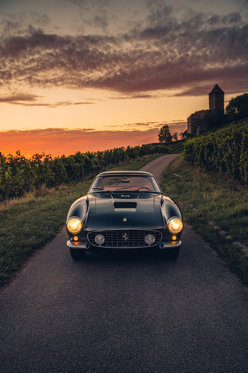 夕阳下乡间小路上的黑色法拉利跑车ferrari250gtswbcompetizione