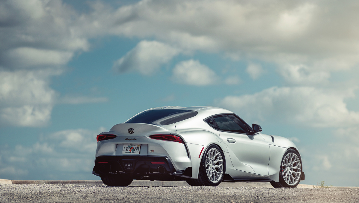 银色丰田toyotasupra跑车