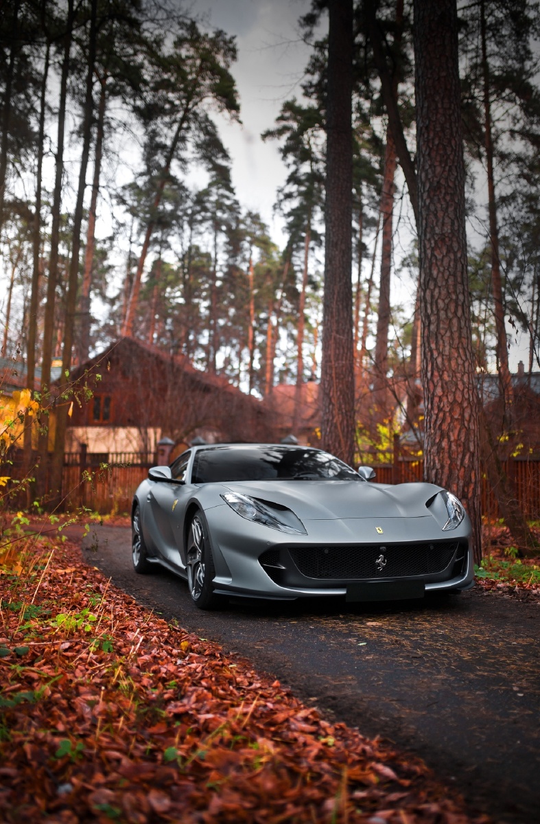 深秋树林里的银色法拉利ferrari812superfast