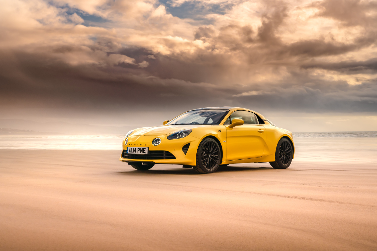 黄色雷诺阿尔卑斯双门跑车alpinea110coloredition