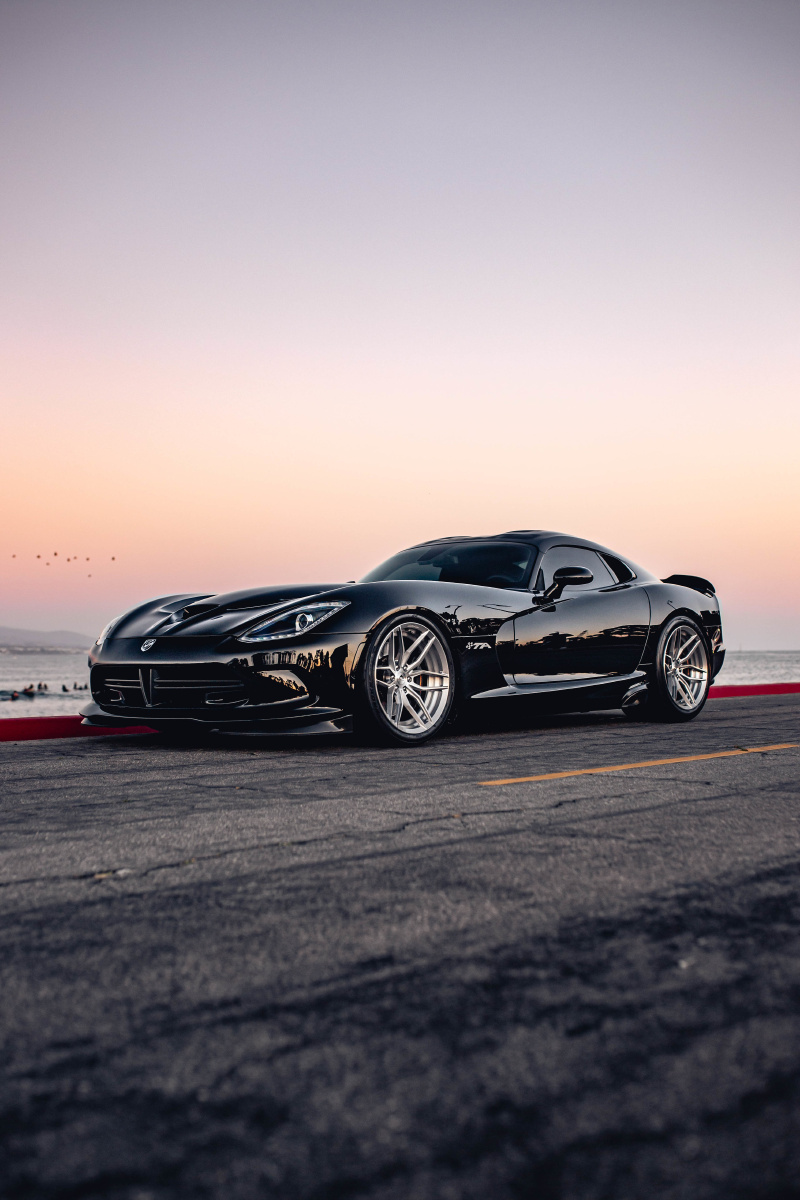 海边日落黑色道奇跑车dodgeviper