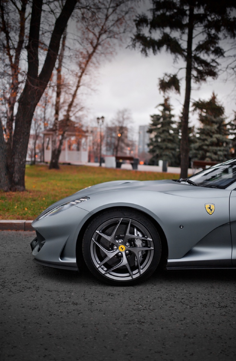 深秋树林里的银色法拉利ferrari812superfast