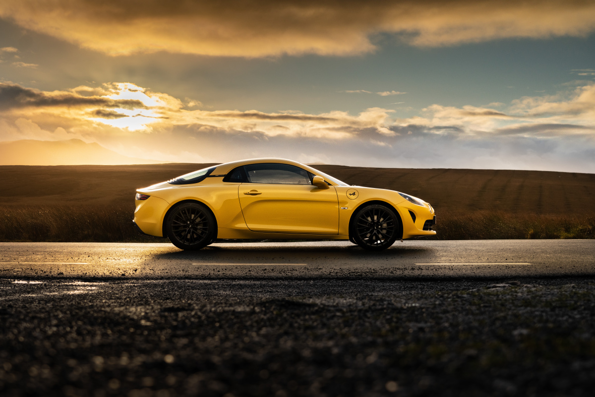 黄色雷诺阿尔卑斯双门跑车alpinea110coloredition