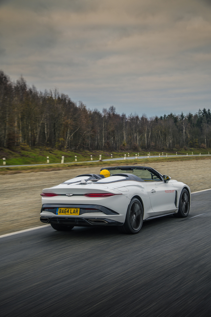 白色宾利敞篷超跑限量12台bentleymullinerbacalar