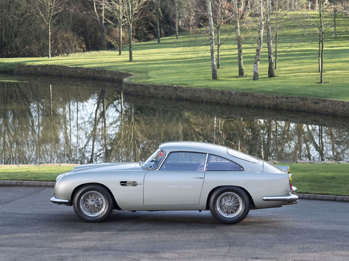 银色阿斯顿马丁经典跑车astonmartindb4gt