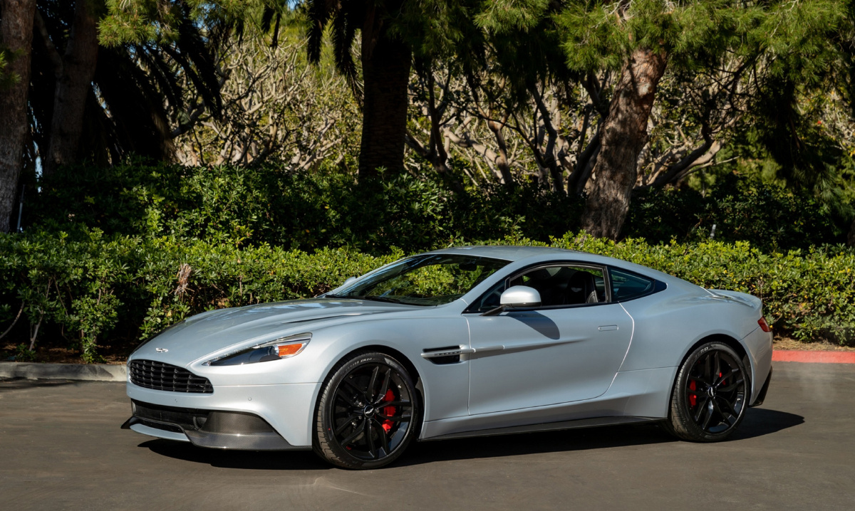 银色阿斯顿马丁超跑astonmartinvanquish