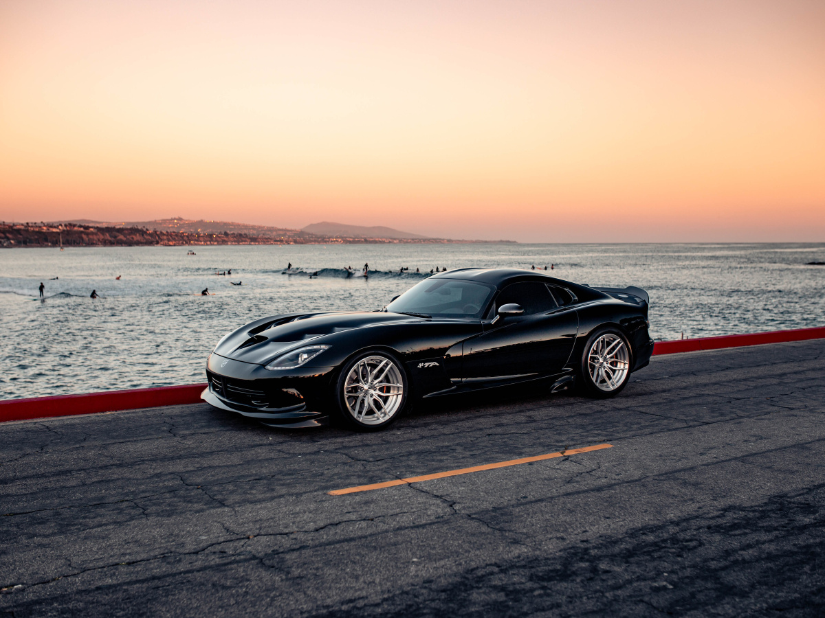 海边日落黑色道奇跑车dodgeviper