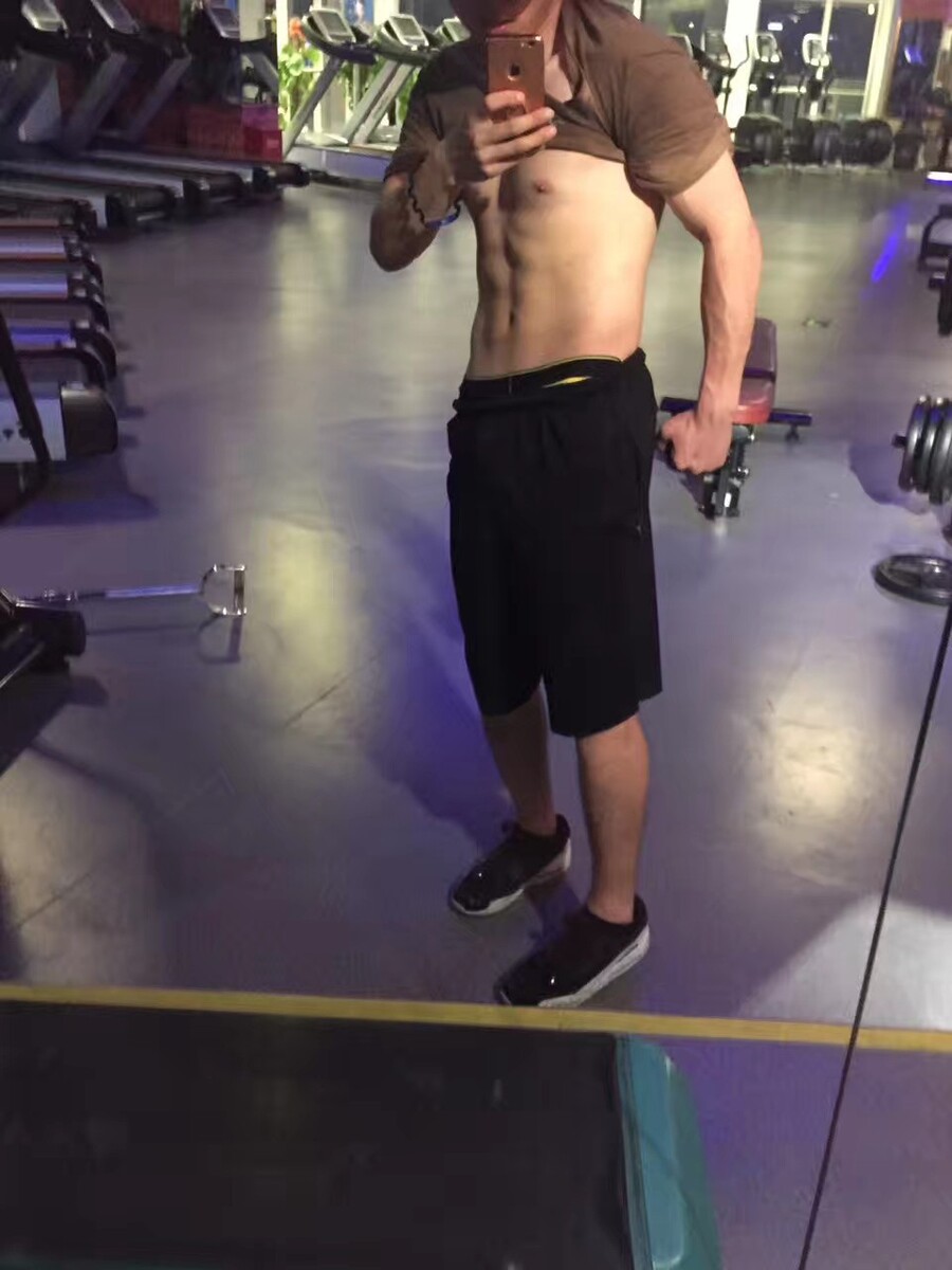 瘦弱男人健身前后照片