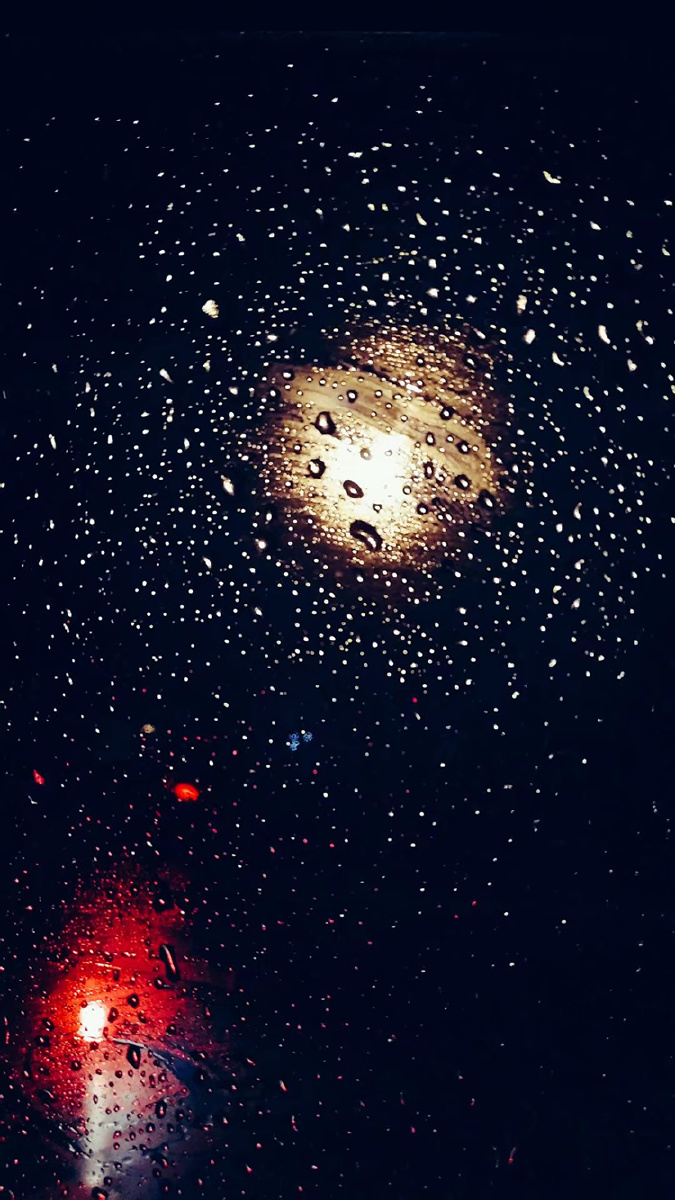 霓虹灯下的雨窗