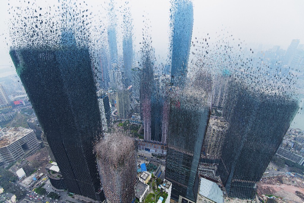 联合国际机位，上去但是发现锁了，在下面一层的窗户拍了俯瞰视角的重庆，感谢那天没下雨，感谢磊哥的教程~