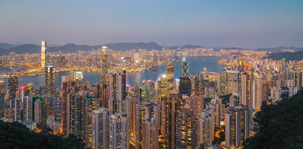 到达香港的第一站便来看著名的香港夜景，也是经典位置，但是第一次见到的时候还是被震撼到，和北京不同，楼与楼之间密集的无法想象，在这不大的土地上，无数的建筑设计师创造了无数的经典与奇迹。