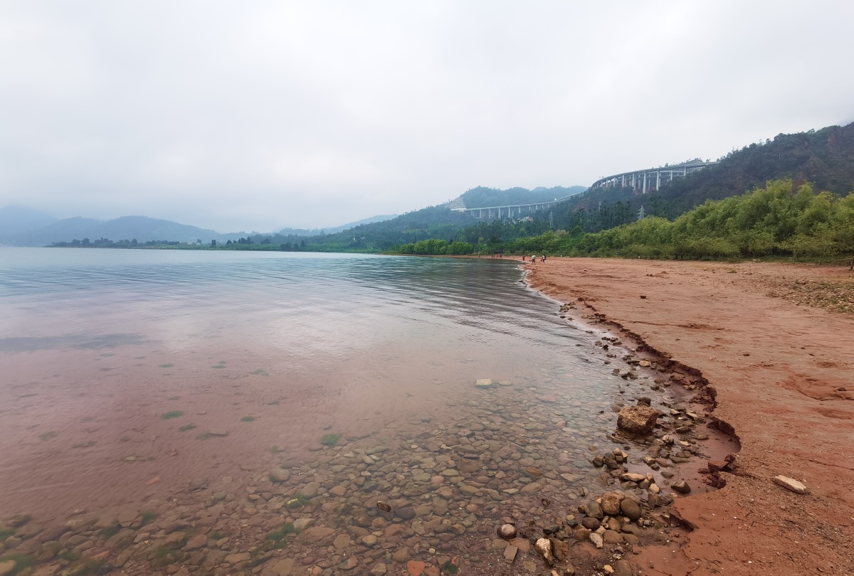 玉溪澄江红沙滩