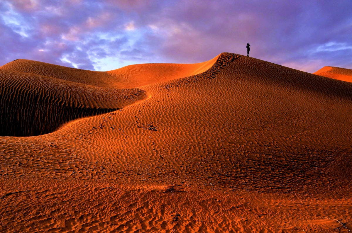 站在塔克拉玛干沙漠的沙丘上看风景,看风景的人在看你,茫茫大漠,点缀