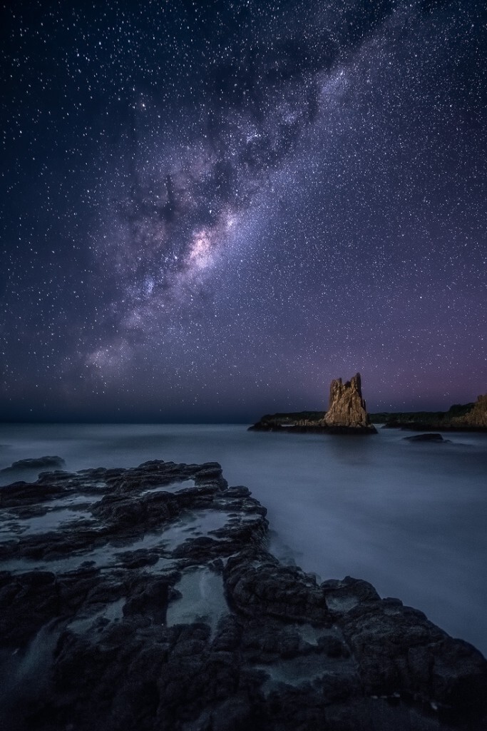 2013年摄于澳大利亚Kiama<br />
海边的夜景非常难拍摄,未知的海水环境会为拍摄带来很多危险。<br />
这张拍摄于涨潮时,为了找到一个好的构图我在岩石间徘徊许久,试了数个机位同时还要留心海水的状况。直到找到这个夹角线条的构图。长爆使得海水看起来异常平静。<br />
1张曝光。