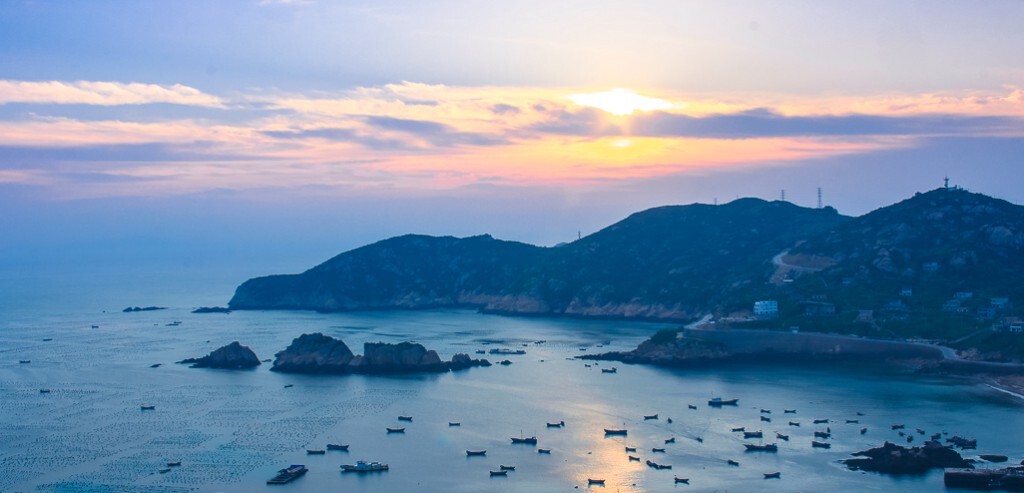 东海枸杞岛，山海奇观处俯视的夕照渔港。