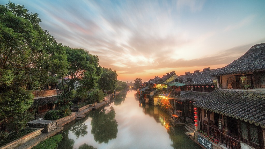 夏季的西塘日出来的很早 因为住在景区4点半就爬起来 奔去前一天选好的拍摄位 开始人很少后来慢慢都赶来 不一会不大的石拱桥上挤满了人 长枪短炮 虽然等了很长 日出很美 如痴如醉