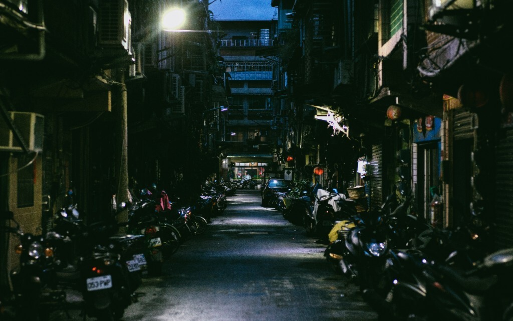 【冷清的街道】这个季节天黑得很早，没有完全黑街道两旁的店铺就已经打烊了。