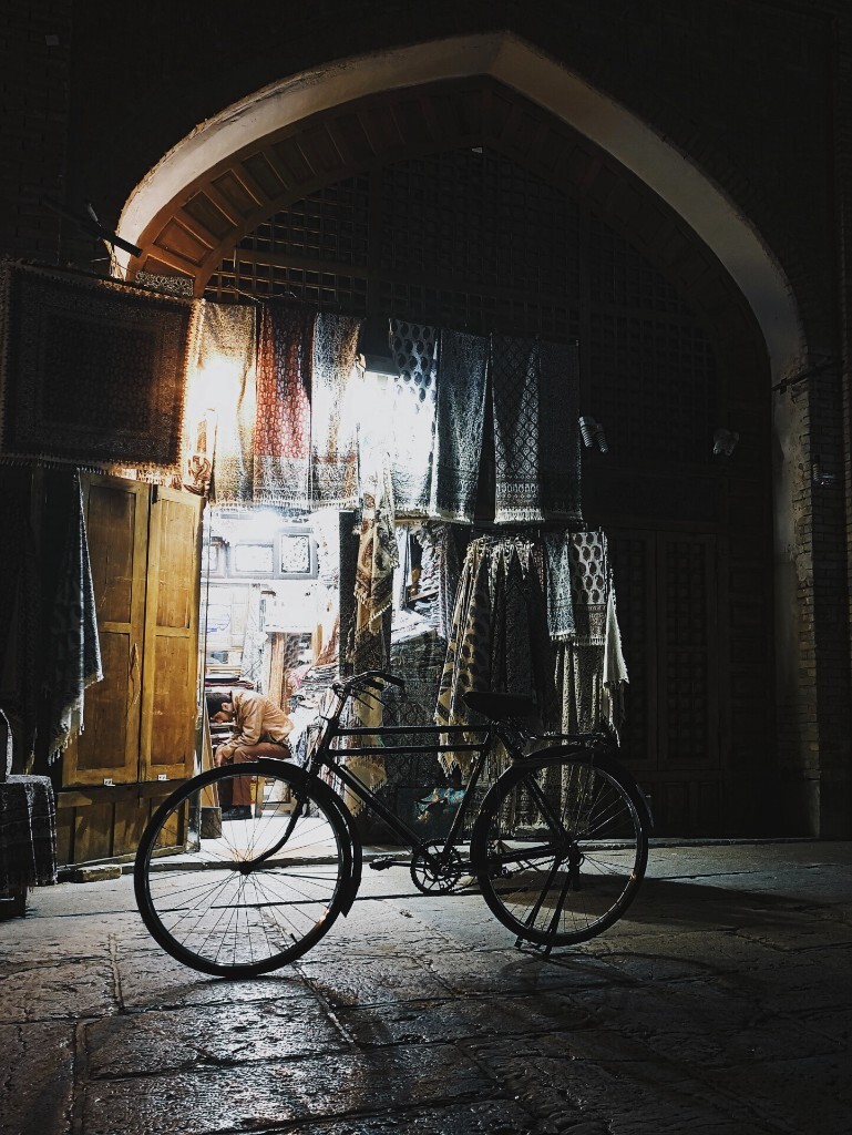 伊朗伊斯法罕，夜已经深了，远处店里灯还亮着，一个店员坐在椅子上弯下腰休息，卸掉一天疲倦的包袱。我们也是这样，总是在忙碌，总是在不停的赶路，却不曾想我们也需要经常停下脚步， 看看周围的世界。