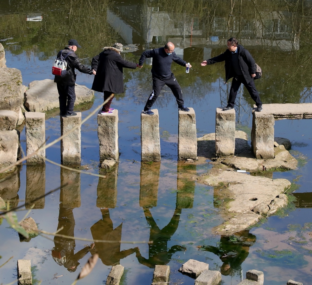 过桥墩61旅游途中偶然拍下了几位老人相互帮助过桥墩的画面