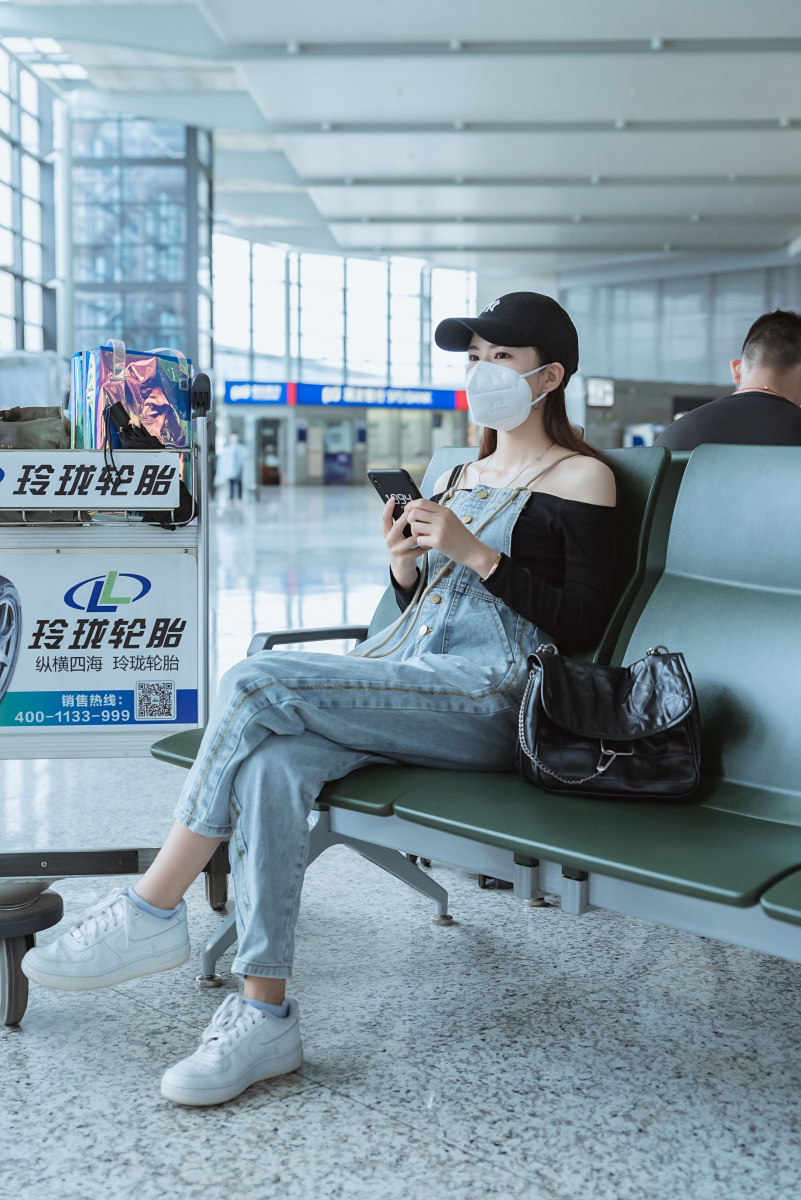 假装女明星在机场被拍