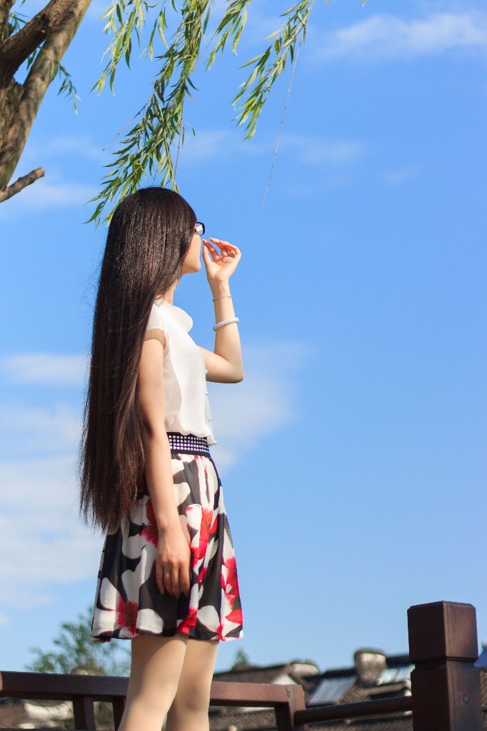 那年，蓝天白云，杨柳树下；<br />
你的一袭秀发随风飘动；<br />
你的侧影如此迷人；<br />
我的心被你俘获。