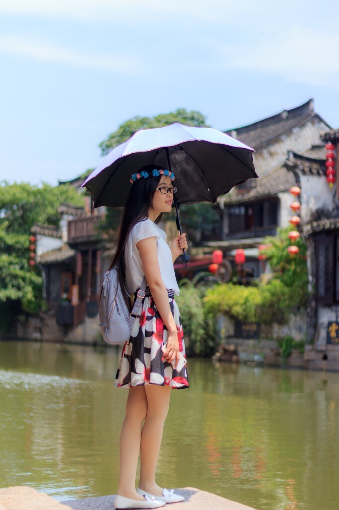 阳光明媚，伞下的你更显妩媚，<br />
碎花裙衬托着你的可爱，<br />
你就是我今生的唯一。