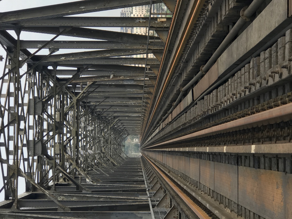 这是重庆小南海长江大桥,修建于1958年,到今为止,渡过了61过年头,现己