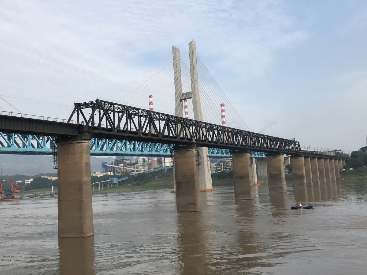 这是重庆小南海长江大桥,修建于1958年,到今为止,渡过了61过年头,现己