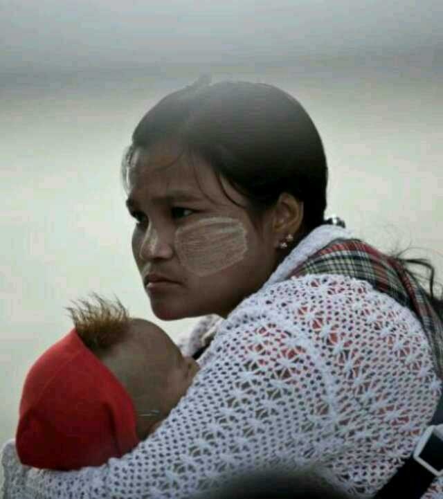 估计母亲是累了,但紧紧的抱着孩子,母子子情令人感动