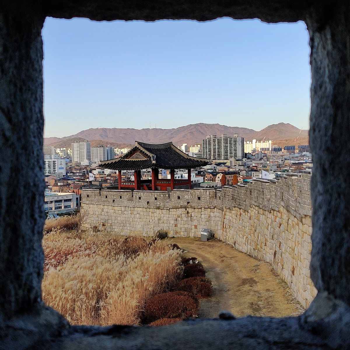 去年旧照韩国水原华城古迹沿着古城墙走了一圈居然有种亲切感