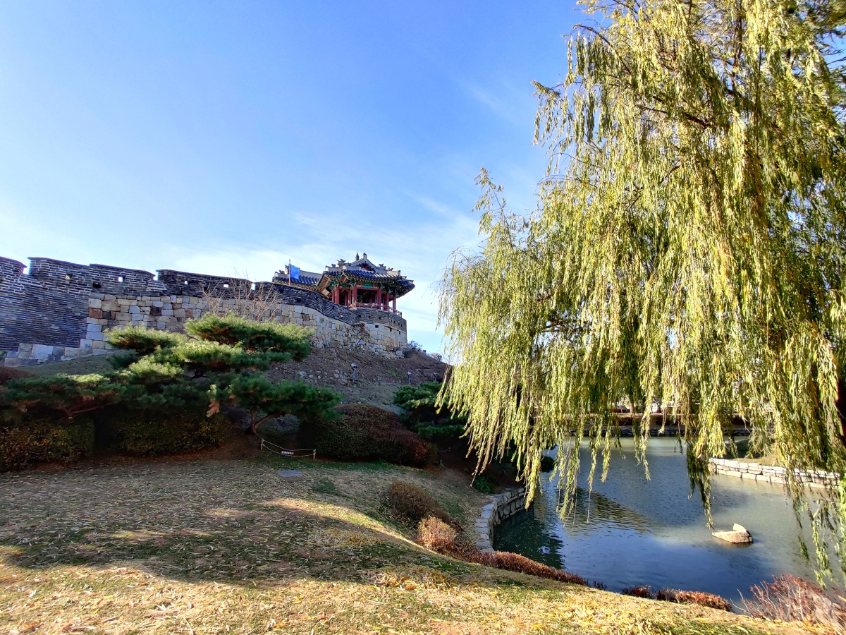 去年旧照韩国水原华城古迹沿着古城墙走了一圈居然有种亲切感