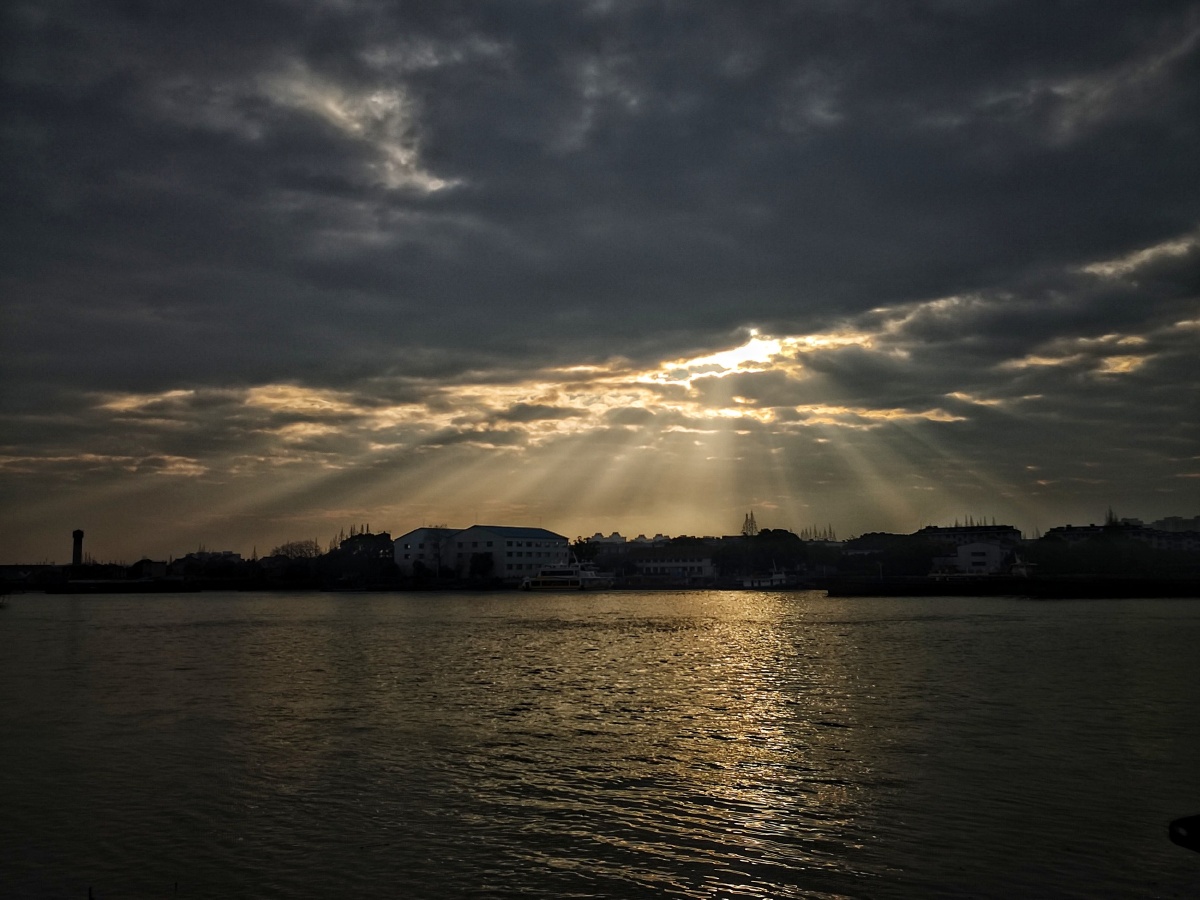 耶稣光丁达尔效应