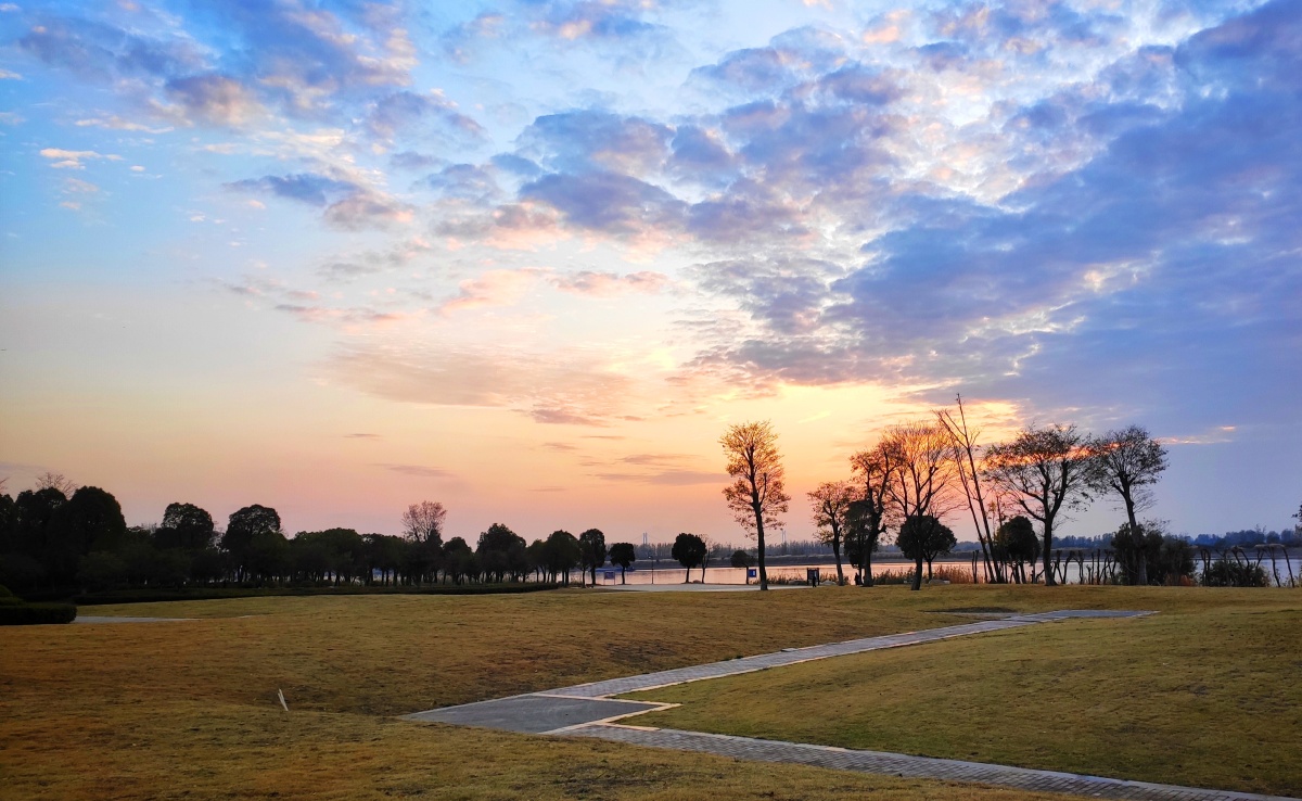 户外暖暖的,一丝风都没有,来到长江采石矶之畔的滨江公园,恰逢夕阳西