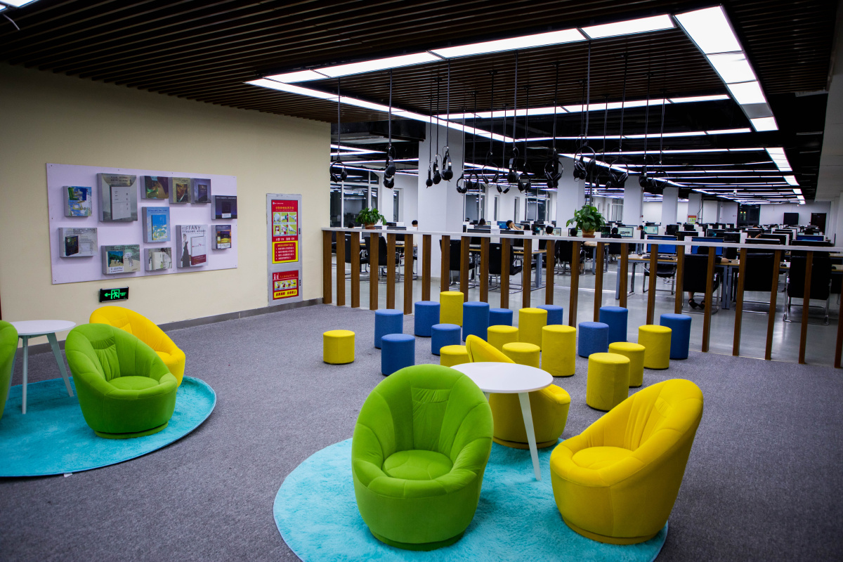 图书馆电子阅览室一角