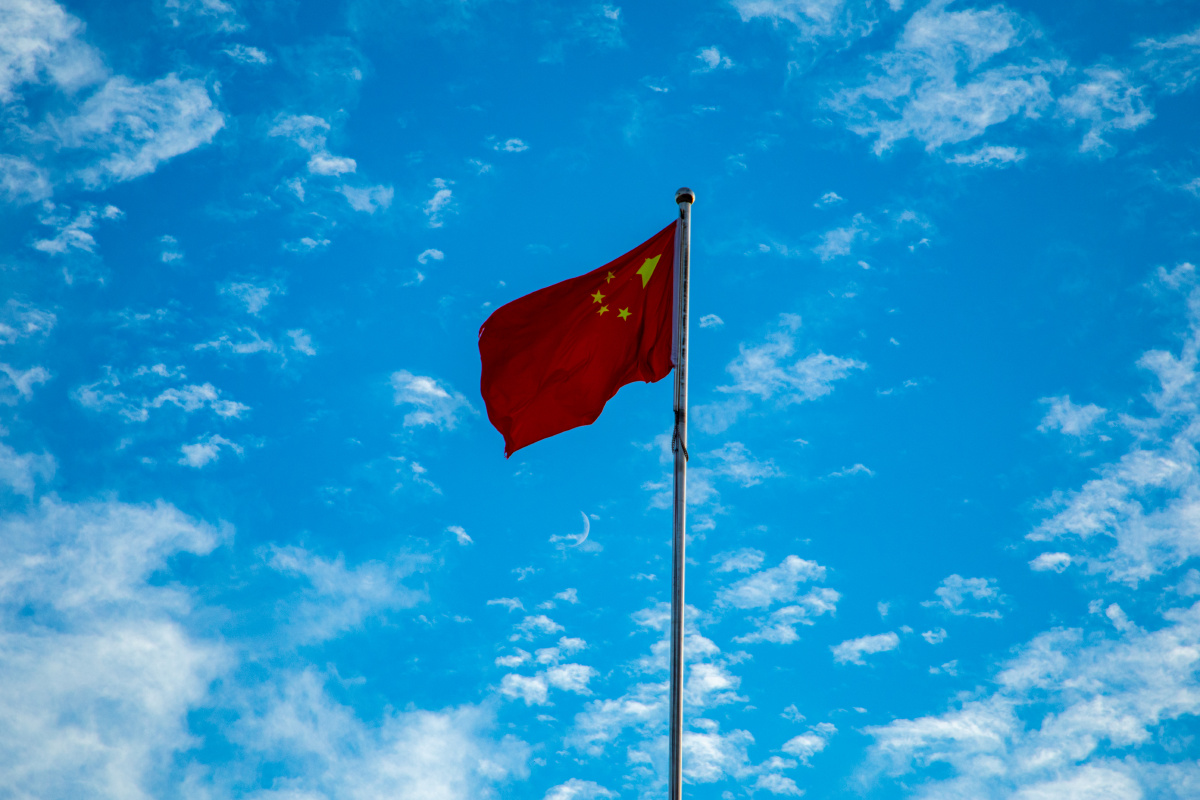 晓月映衬下的国旗